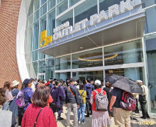 台南三井OUTLET試營運人潮排隊進場 內部首度公開